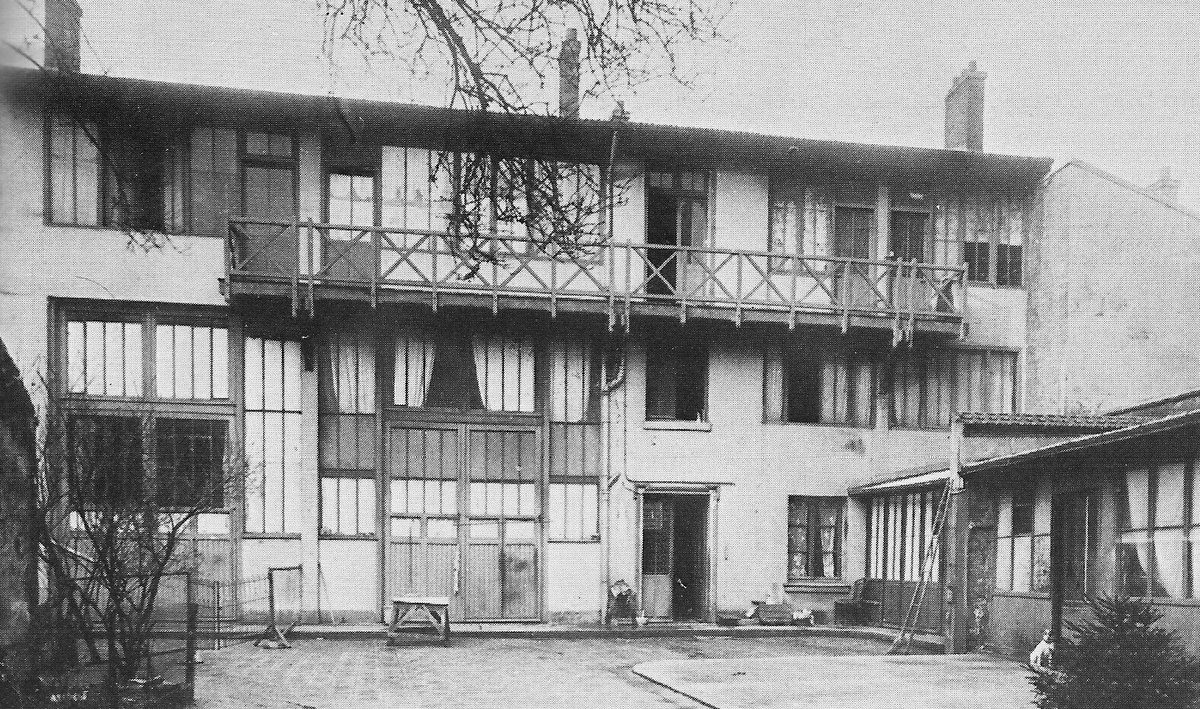 Unknown photographer, The courtyard and exterior of 6 rue Vercingétorix, Paris, late nineteenth century. Photo from Groom 2017, p. 66.
