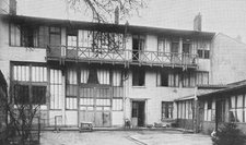 Unknown photographer, The courtyard and exterior of 6 rue Vercingétorix, Paris, late nineteenth century. Photo from Groom 2017, p. 66.