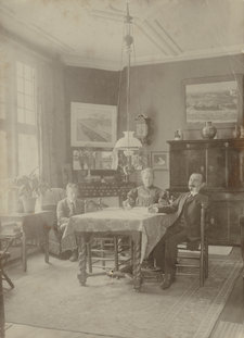 Bernard Eilers, Vincent Willem van Gogh, Jo Cohen Gosschalk-Bonger and Johan Cohen Gosschalk (from left to right) in the sitting room of the house at 77 Koninginneweg, Amsterdam, 1910–11