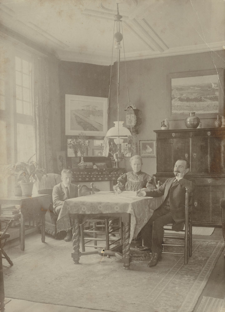 Bernard Eilers, Vincent Willem van Gogh, Jo Cohen Gosschalk-Bonger and Johan Cohen Gosschalk (from left to right) in the sitting room of the house at 77 Koninginneweg, Amsterdam, 1910–11